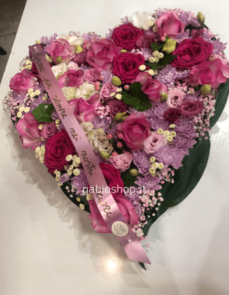 Cuore di fiori assortiti primaverili