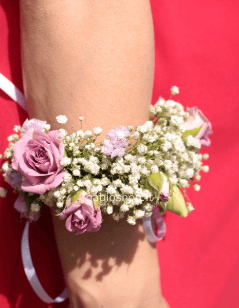 braccialetto con gypsophila e boccioli di rose