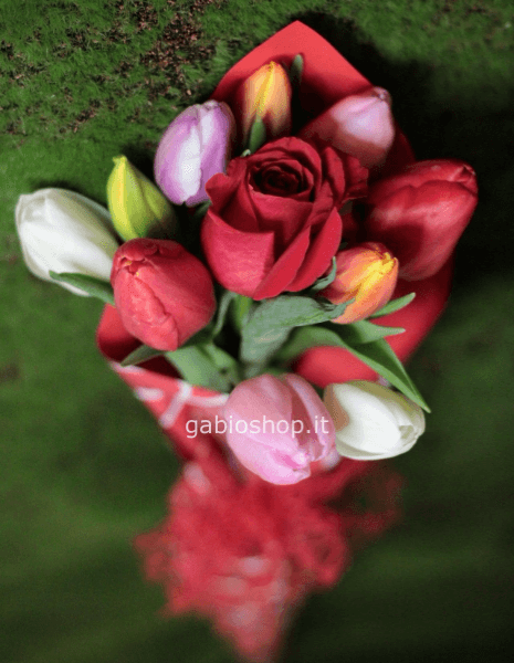 bouquet tulipani e rosa rossa