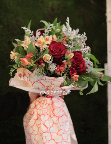 bouquet fiori misti e 5 rose rosse