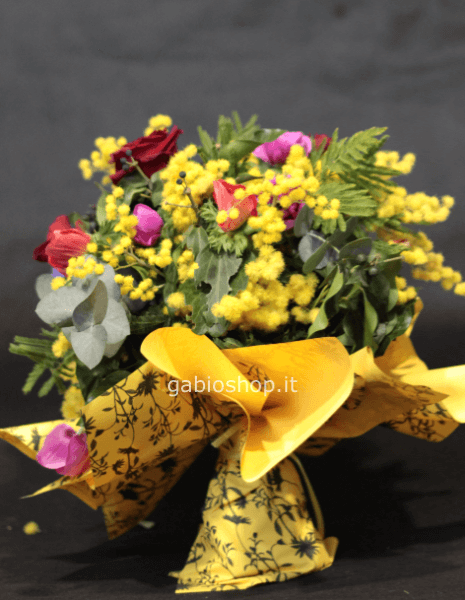 bouquet fiori di stagione con mimosa